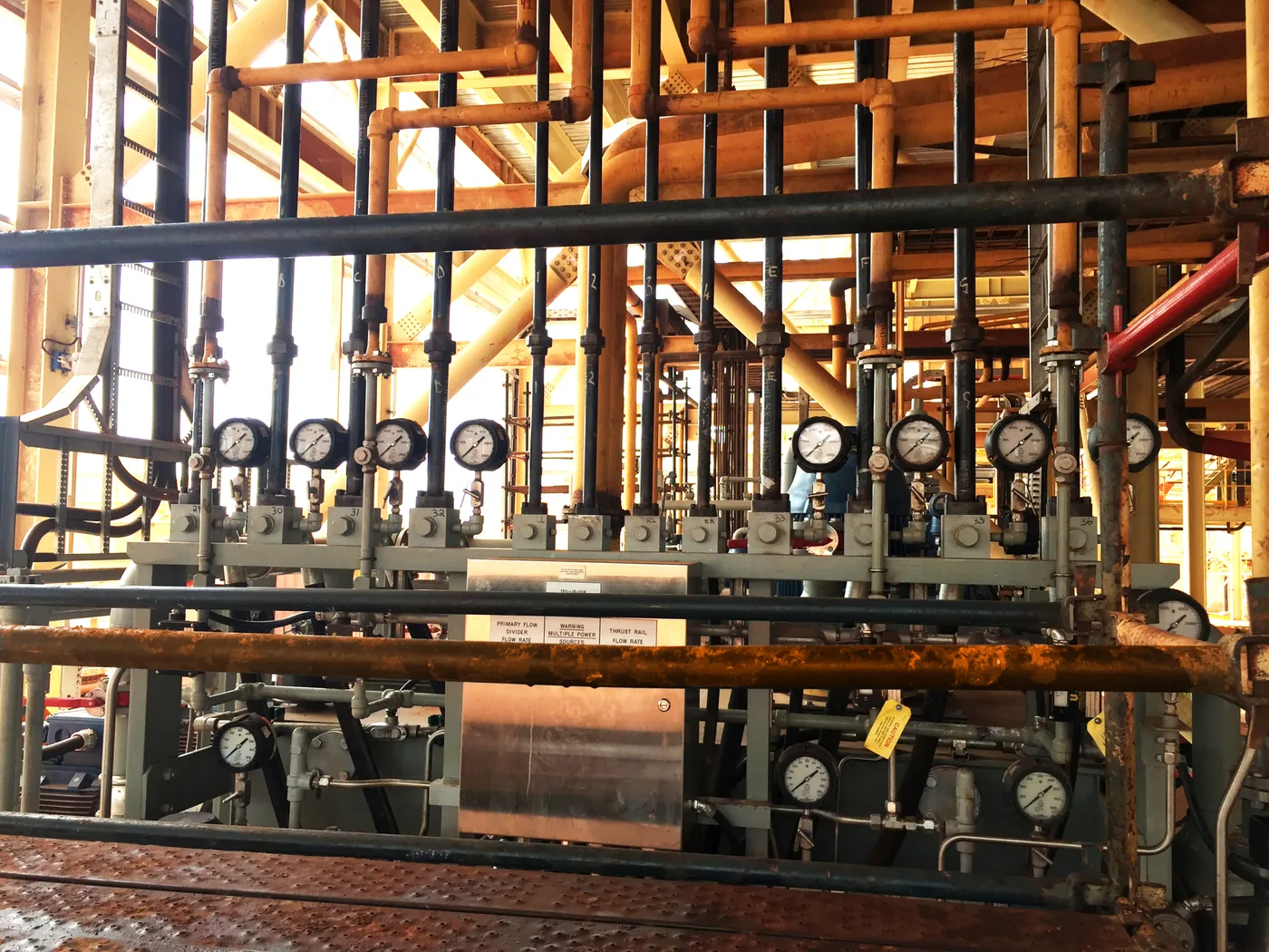 Rampe de manomètres d'une unité de filtration de fluides hydrauliques