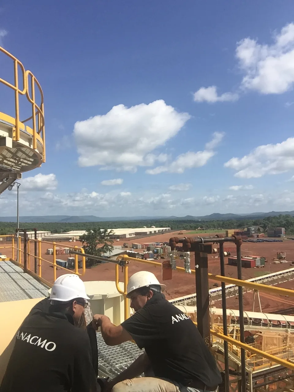 Deux techniciens ANACMO intervenant sur une plateforme d'unité industrielle
